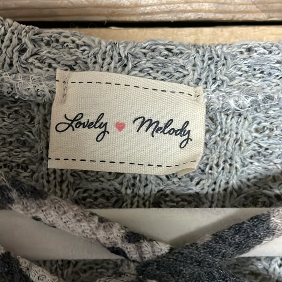 Lovely Melody size XL gray sweater with cheetah print bottom and criss cross top - Picture 2 of 6